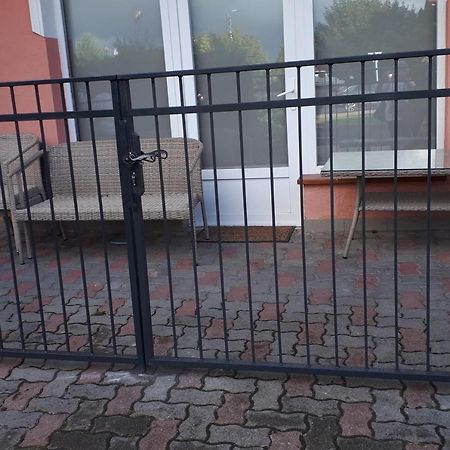 Kertvarosi Apartman II Тисауйварош Екстериор снимка
