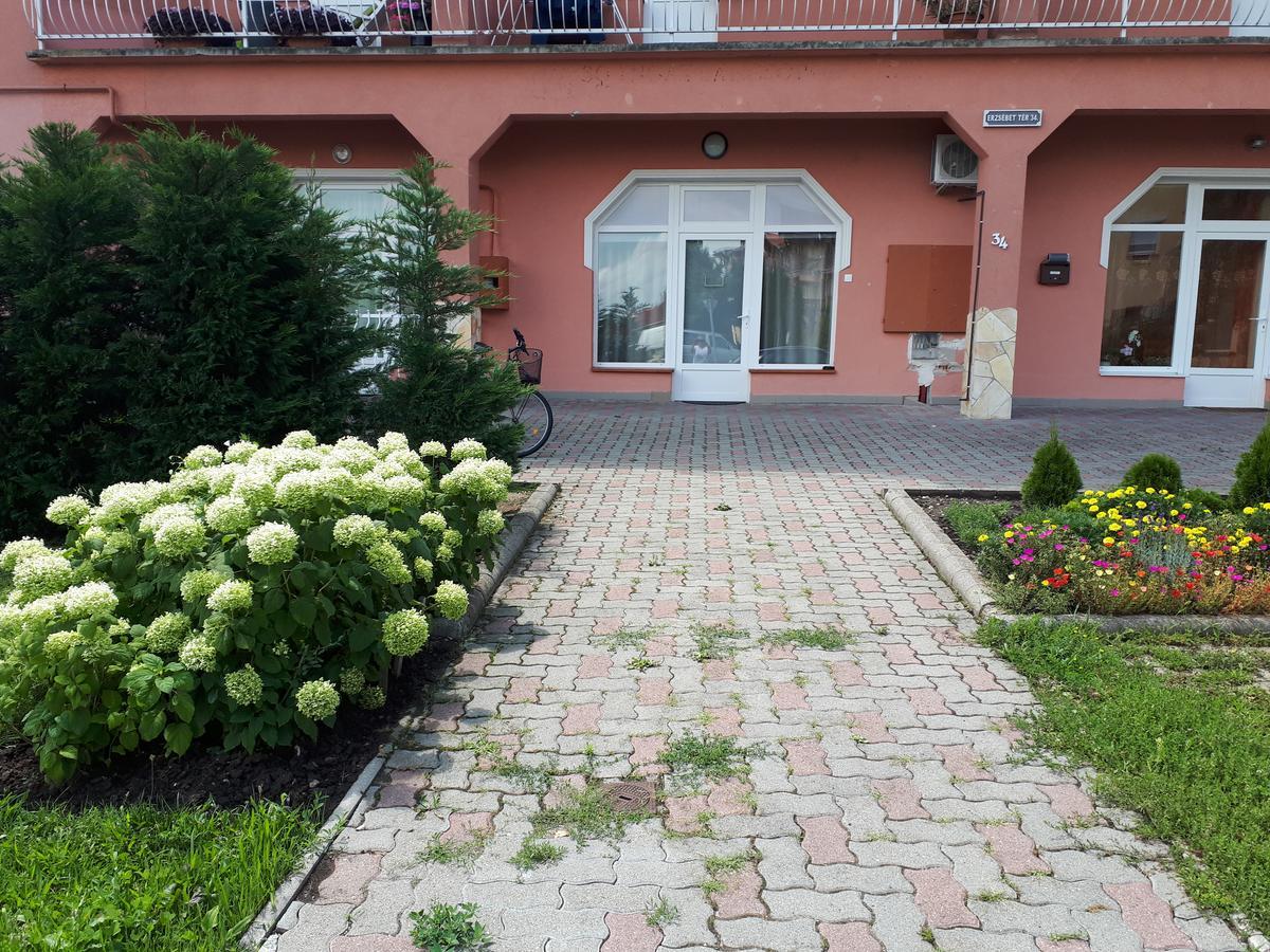 Kertvarosi Apartman II Тисауйварош Екстериор снимка