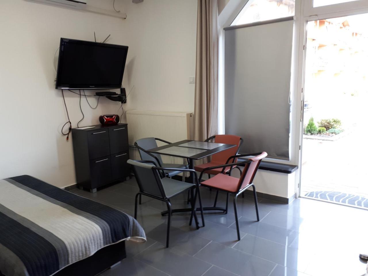 Kertvarosi Apartman II Тисауйварош Екстериор снимка