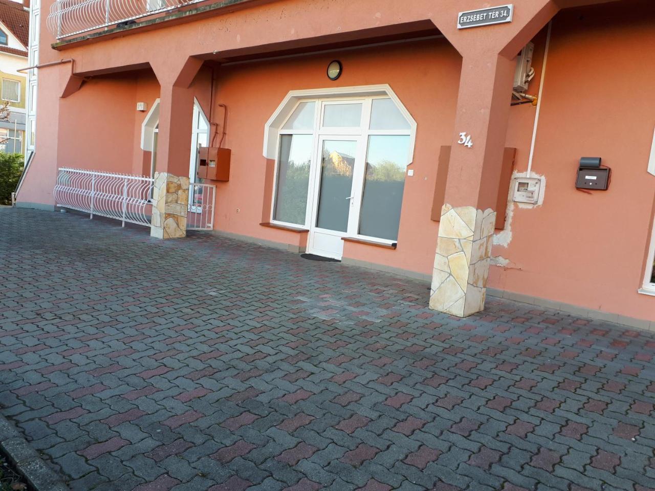 Kertvarosi Apartman II Тисауйварош Екстериор снимка